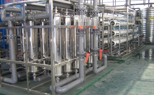       化工行業(yè)中的高純水主要應(yīng)用于電池行溶劑用純水、化學(xué)分析、化工材料、產(chǎn)品清洗、物質(zhì)的分離、濃縮、提純，廢物回收等場(chǎng)合的用水，對(duì)于水質(zhì)要求相對(duì)來(lái)說(shuō)不是太高，純水電導(dǎo)率從0.1uS/cm-20uS/cm就基本上能滿(mǎn)足要求。我們公司可根據(jù)客戶(hù)對(duì)水質(zhì)的具體要求，采用反滲透，離子交換，EDI等超純水生產(chǎn)工藝的不同組合，生產(chǎn)出即經(jīng)濟(jì)實(shí)用，又